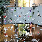Frieden "ent-falten" ist das Motto des neuen Schuljahres an der Kantonsschule Alpenquai, wo am ersten Schultag zusammen mit Origami-Künstler Sipho Mabona rund 1800 Friedenstauben aus Papier entstanden