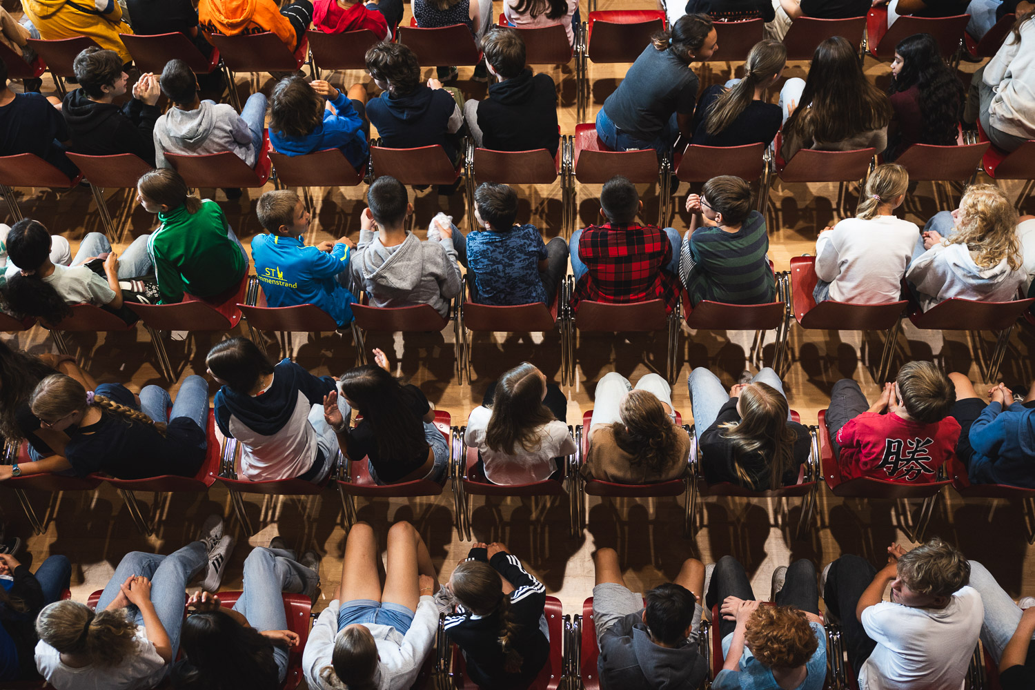 Schülerinnen und Schüler in Reihen