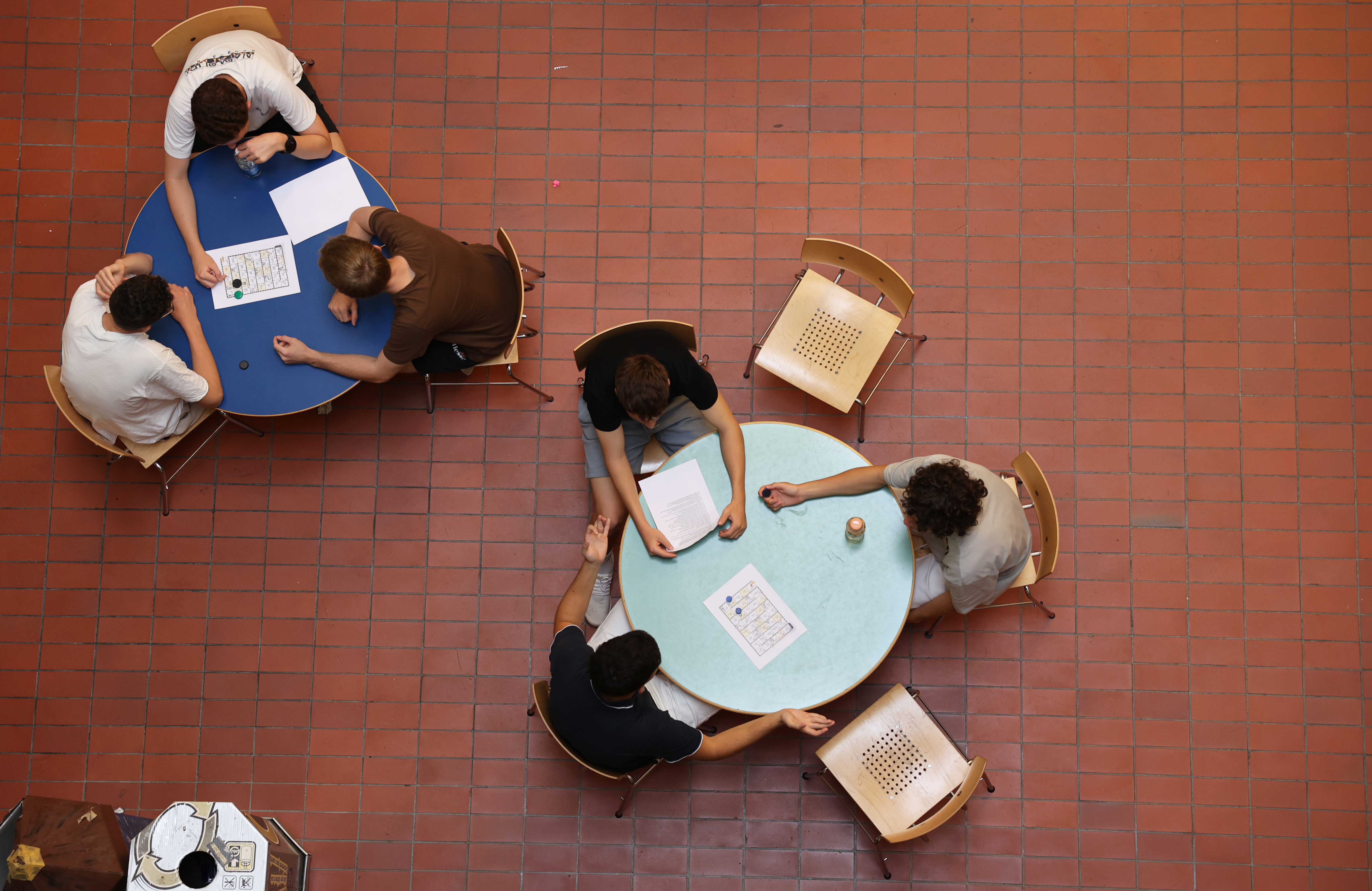 Schülerinnen und Schüler im Innenhof