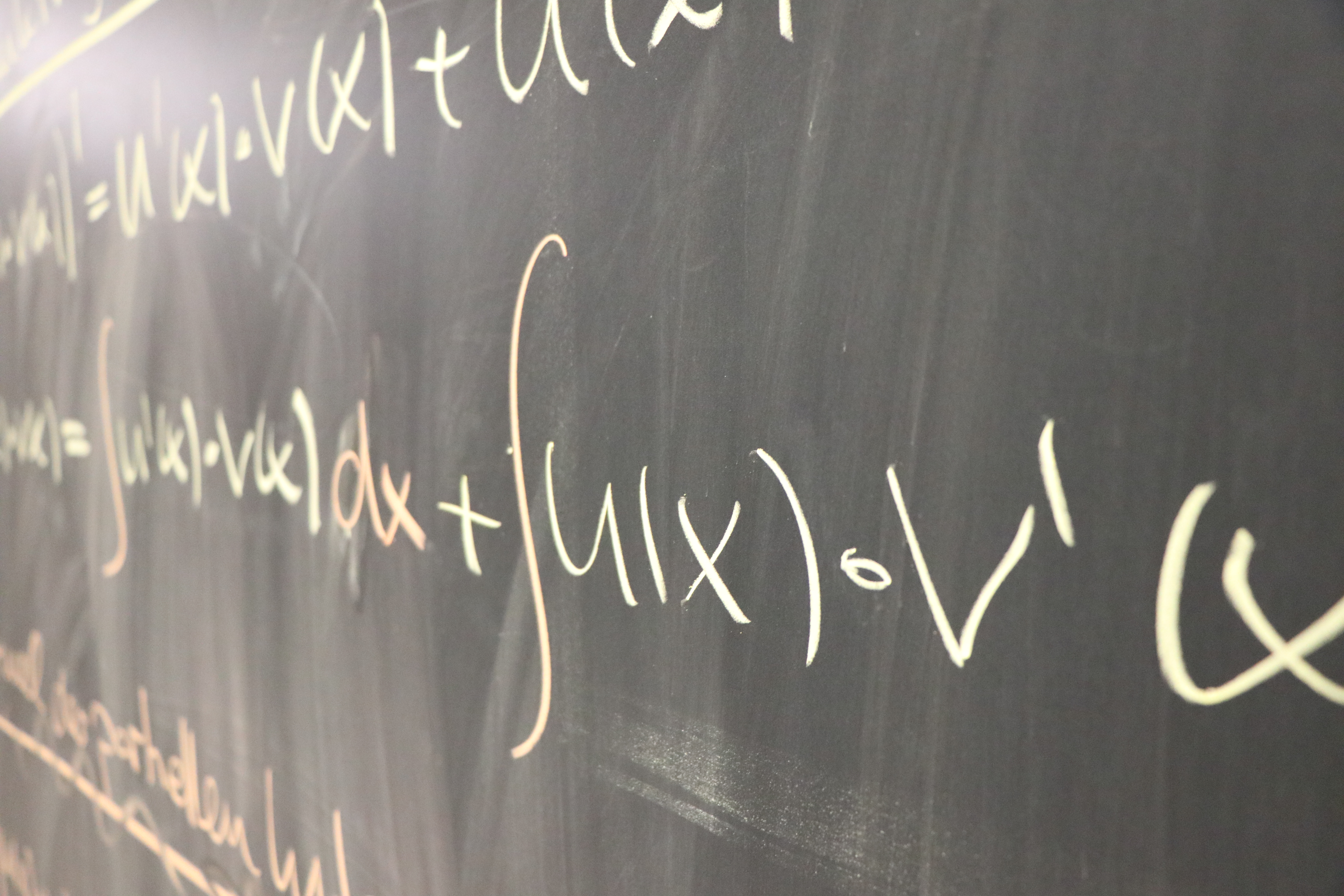 Mathegleichungen auf Wandtafel