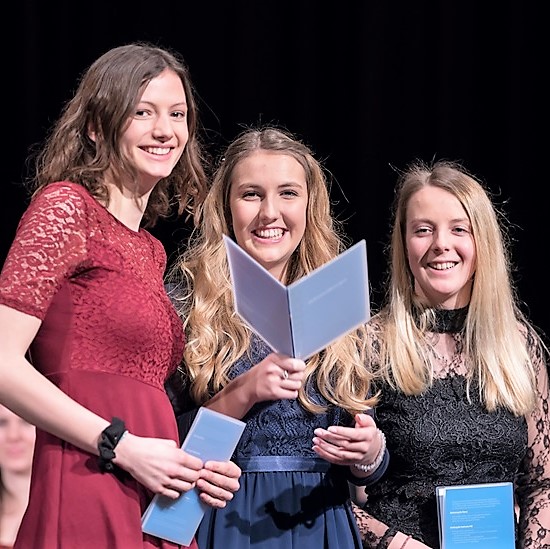 FMS Sursee - Drei der 33 AbsolventInnen der Fachmittelschule mit Profil Pädagogik halten ihre Diplome in der Hand
